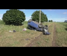 На въезде в город перевернулась иномарка